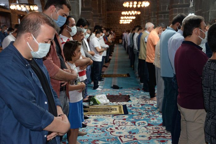 Diyarbakırlılar, bayram namazı için Ulu Cami'yi tercih etti -6