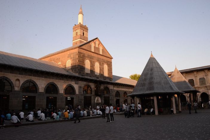 Diyarbakırlılar, bayram namazı için Ulu Cami'yi tercih etti -1