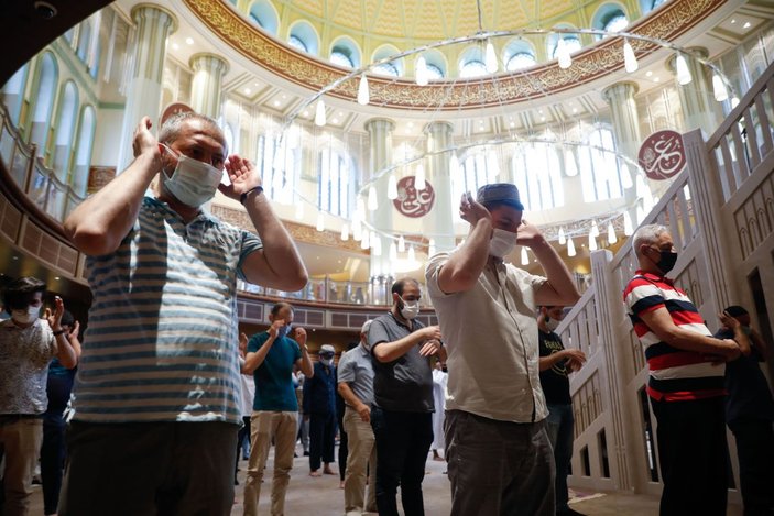 Taksim Camii'nde ilk bayram namazı kılındı -4