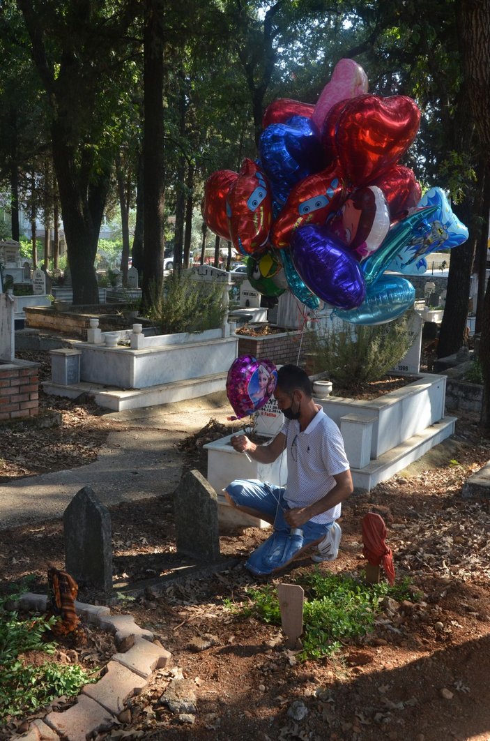 Baloncunun çocuk mezarlarına balon bağlaması yürek burktu -3