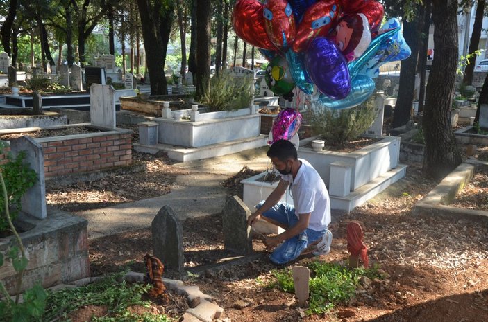 Baloncunun çocuk mezarlarına balon bağlaması yürek burktu -4