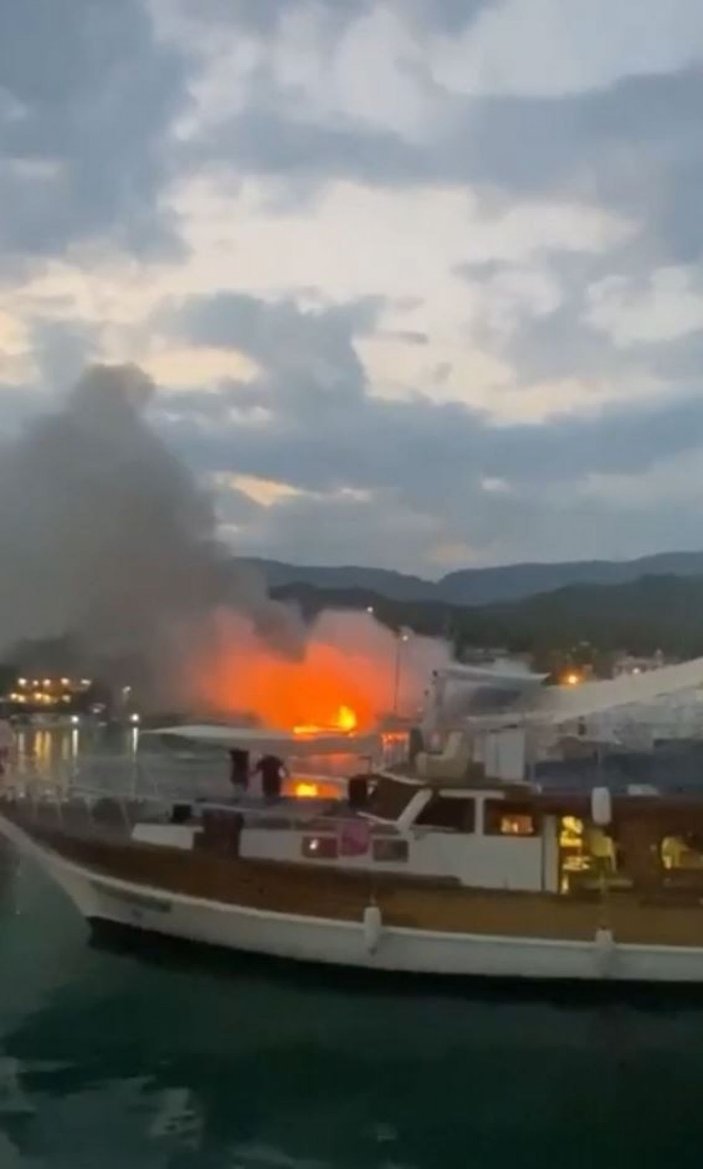 Antalya’da 17 metrelik tur teknesi alev alev yandı -3