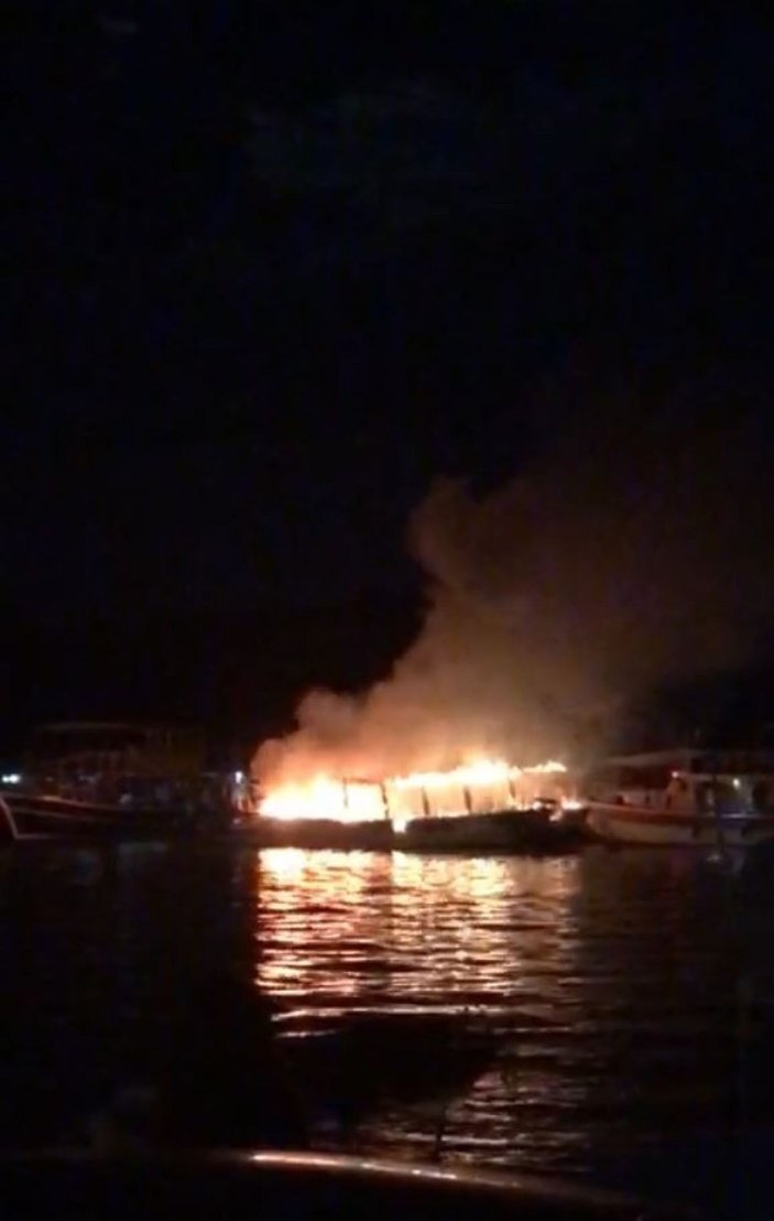 Antalya’da 17 metrelik tur teknesi alev alev yandı -4