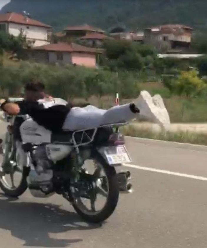 Motosiklet üzerine yatarak tehlikeli yolculuk -1