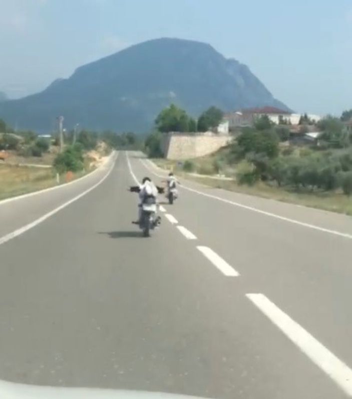 Motosiklet üzerine yatarak tehlikeli yolculuk -3