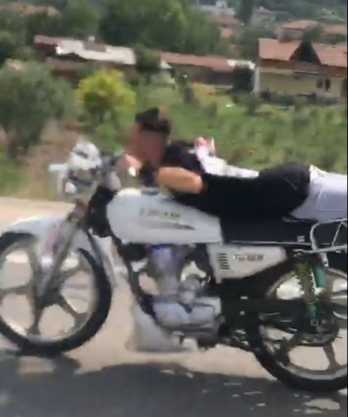 Motosiklet üzerine yatarak tehlikeli yolculuk -2