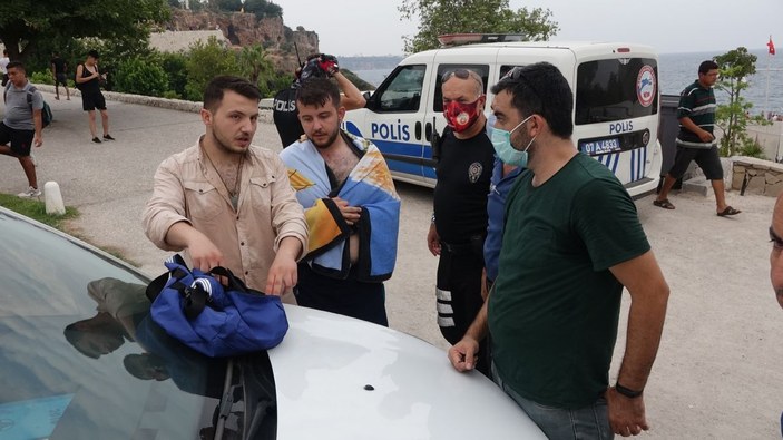 Antalya'da plajda hırsızlık yapanlar, kayalıklarda saklanırken yakalandılar