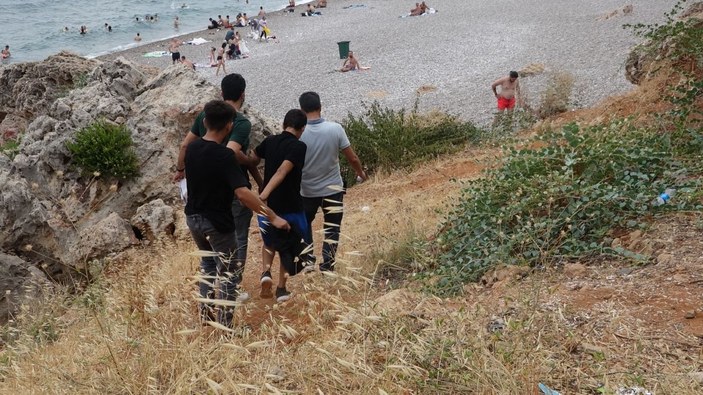 Antalya'da plajda hırsızlık yapanlar, kayalıklarda saklanırken yakalandılar