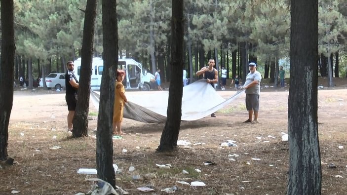 Sarıyer'de piknikçilerin ormana attığı çöpler tepki çekti