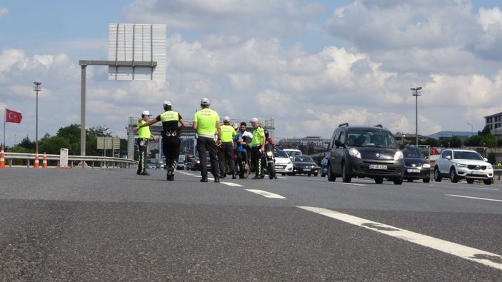 İstanbul’da helikopter destekli trafik denetimi havadan görüntülendi -3