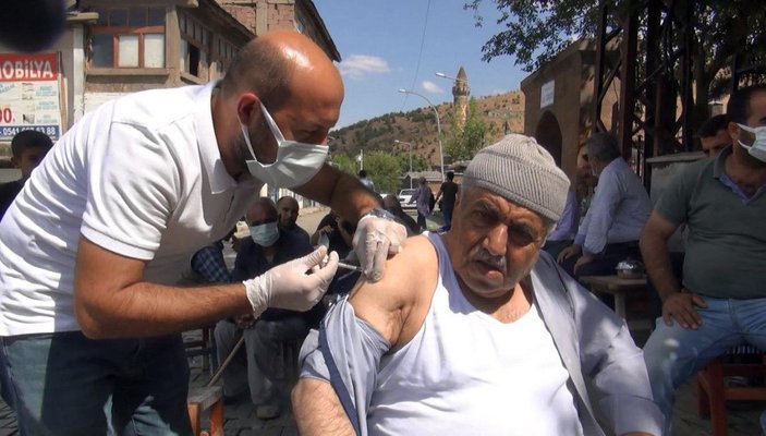 Muş'ta sağlıkçılar kahveleri gezerek aşı yaptı -3