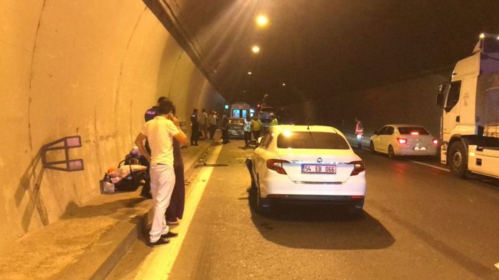 Zincirleme kazada 5 kişi yaralandı, araçlardakiler tünelde oturdu  -8