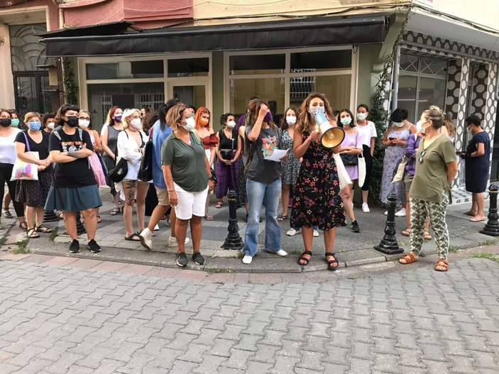 Kadıköy’de 17 yaşında kız çocuğuna iğrenç tacize kadınlardan protesto -1