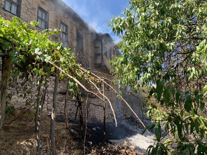 Elazığ'daki yangın 10 saatte söndürüldü; 1 ev ile 10 dönüm alan yandı -2