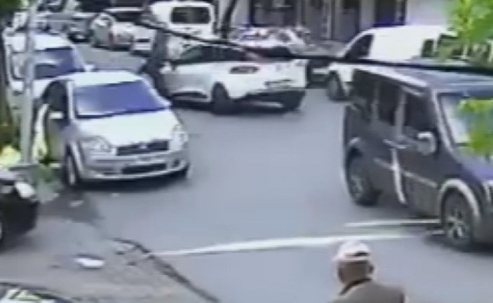Gaziosmapaşa'da yayalara çarpan sürücüye linç girişimi ve kaza anı kamerada -9