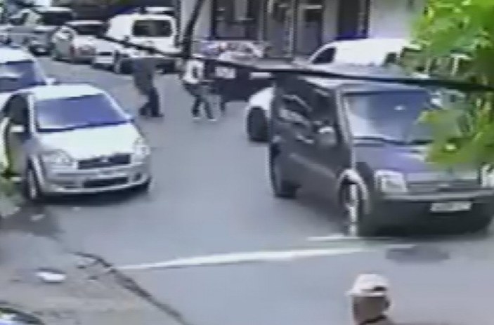 Gaziosmapaşa'da yayalara çarpan sürücüye linç girişimi ve kaza anı kamerada -7