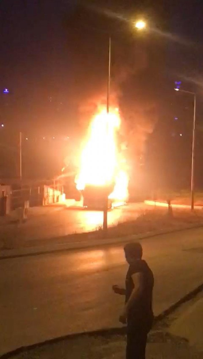 Başakşehir'de halk otobüsü alev alev yandı -2