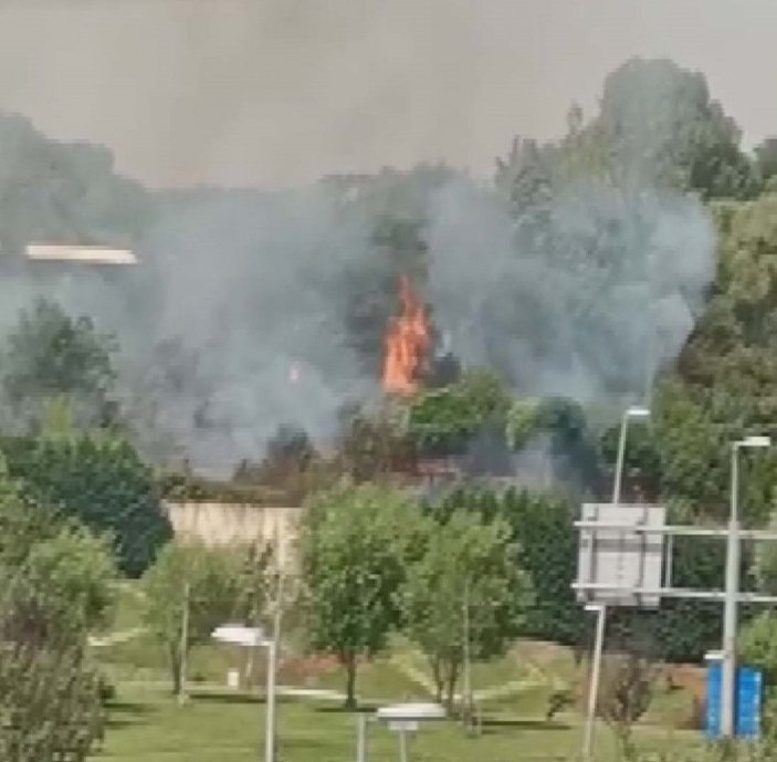 Esenler'de askeri kışladaki ağaçlık alanda yangın  -1