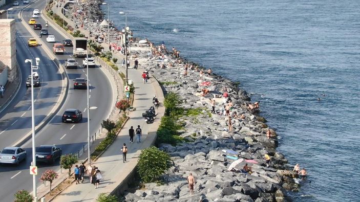 d, Sıcaktan bunalanlar Sarayburnu Sahili'nde denize girdi -10
