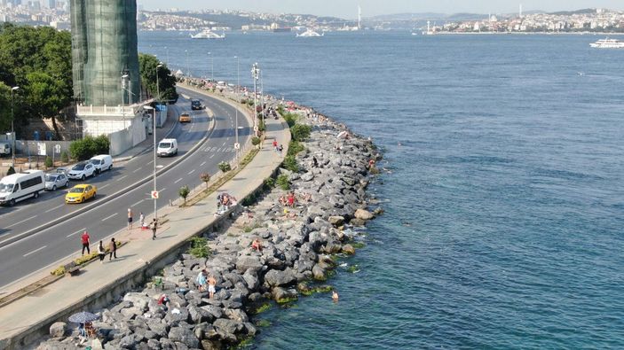 Sıcaktan bunalanlar Sarayburnu Sahili'nde denize girdi -8