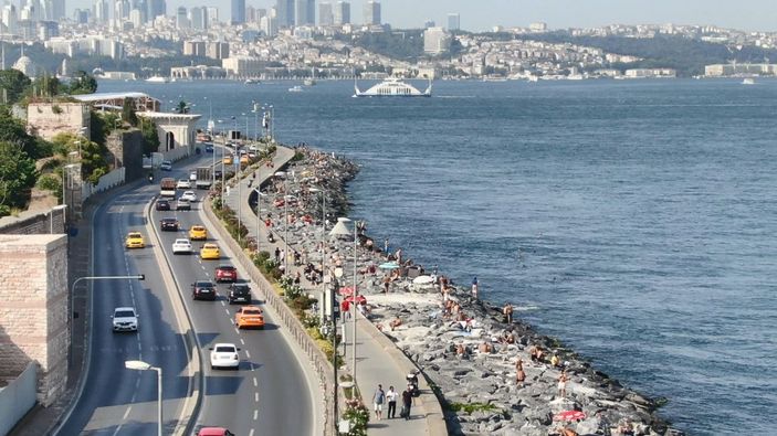 Sıcaktan bunalanlar Sarayburnu Sahili'nde denize girdi -9