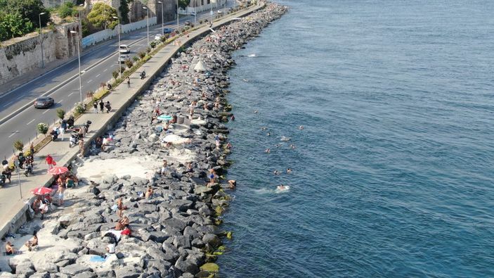 Sıcaktan bunalanlar Sarayburnu Sahili'nde denize girdi -5