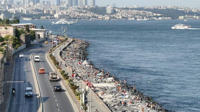 Sıcaktan bunalanlar Sarayburnu Sahili'nde denize girdi -4