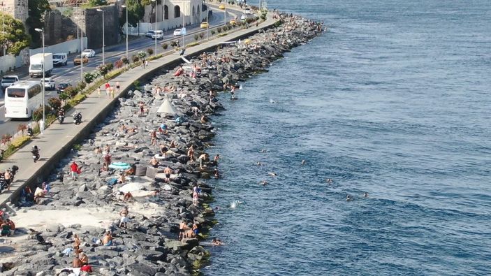 Sıcaktan bunalanlar Sarayburnu Sahili'nde denize girdi -2