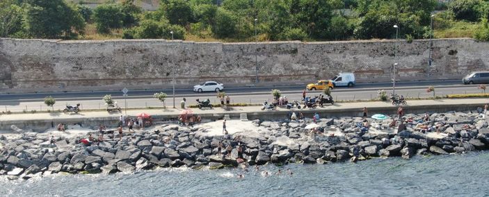 Sıcaktan bunalanlar Sarayburnu Sahili'nde denize girdi -3