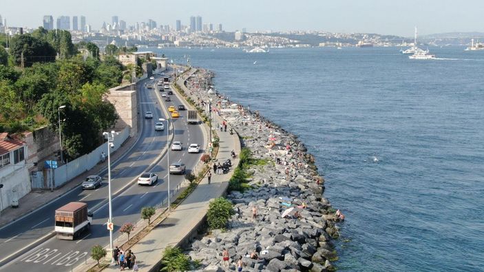 Sıcaktan bunalanlar Sarayburnu Sahili'nde denize girdi -7
