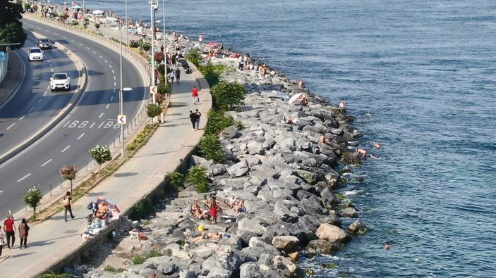 Sıcaktan bunalanlar Sarayburnu Sahili'nde denize girdi -6