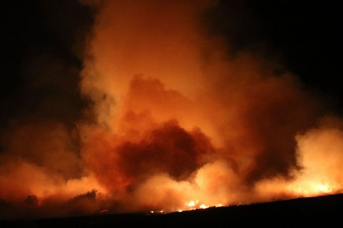 Anız yangını rüzgarın etkisiyle devasa boyuta ulaştı, ekili alanlar zarar gördü -4