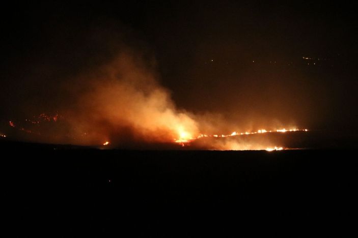 Anız yangını rüzgarın etkisiyle devasa boyuta ulaştı, ekili alanlar zarar gördü -11