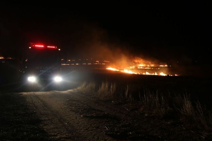 Anız yangını rüzgarın etkisiyle devasa boyuta ulaştı, ekili alanlar zarar gördü -5