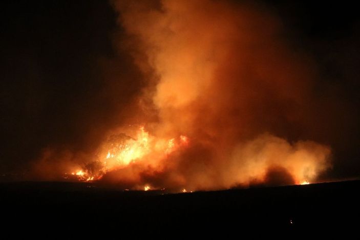 Anız yangını rüzgarın etkisiyle devasa boyuta ulaştı, ekili alanlar zarar gördü -1