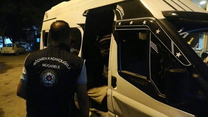 Osmaniye’de 14 kişilik minibüsten 20’si kaçak 28 mülteci çıktı -3