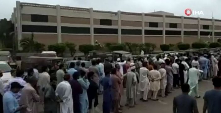 Karaçi’de vatandaşlar Covid-19 aşı merkezlerine hücum etti -1