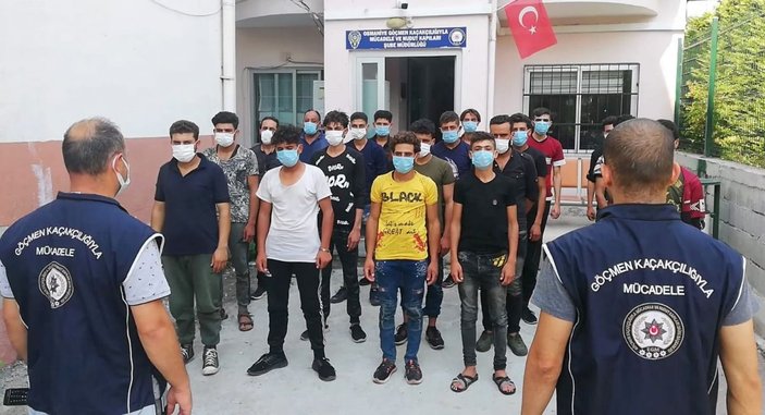 Osmaniye’de 14 kişilik minibüsten 20’si kaçak 28 mülteci çıktı -1