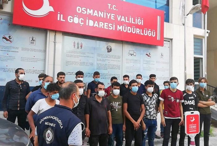 Osmaniye’de 14 kişilik minibüsten 20’si kaçak 28 mülteci çıktı -2