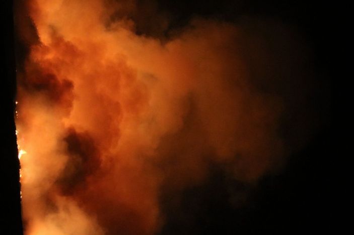 Anız yangını rüzgarın etkisiyle devasa boyuta ulaştı, ekili alanlar zarar gördü -3