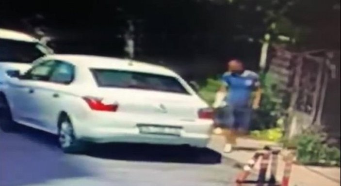 Kolundaki alçıyla araç camını kırıp hırsızlık yapan kişi kamerada -2