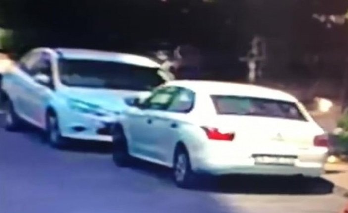 Kolundaki alçıyla araç camını kırıp hırsızlık yapan kişi kamerada -5