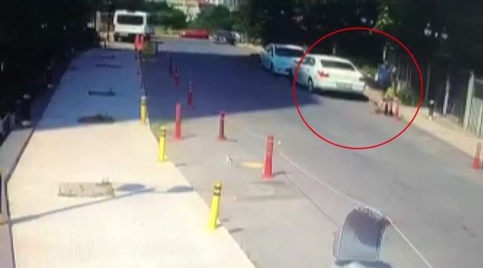 Kolundaki alçıyla araç camını kırıp hırsızlık yapan kişi kamerada -1