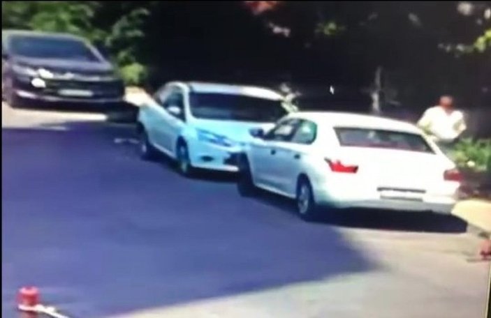Kolundaki alçıyla araç camını kırıp hırsızlık yapan kişi kamerada -4