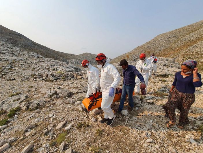 Yaylada mahsur kalan korona şüphelisi çift, ambulans helikopterle alındı -3