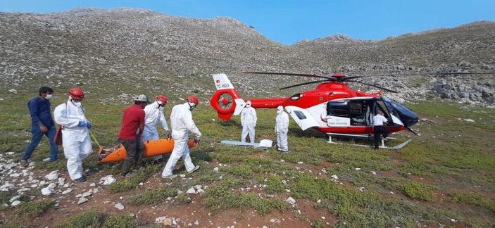 Yaylada mahsur kalan korona şüphelisi çift, ambulans helikopterle alındı -4