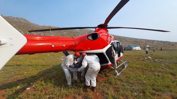 Yaylada mahsur kalan korona şüphelisi çift, ambulans helikopterle alındı -5