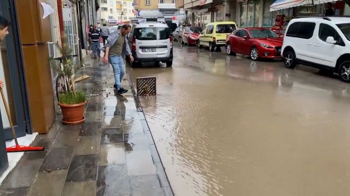 Bayburt'ta sağanak; yollar göle döndü -4