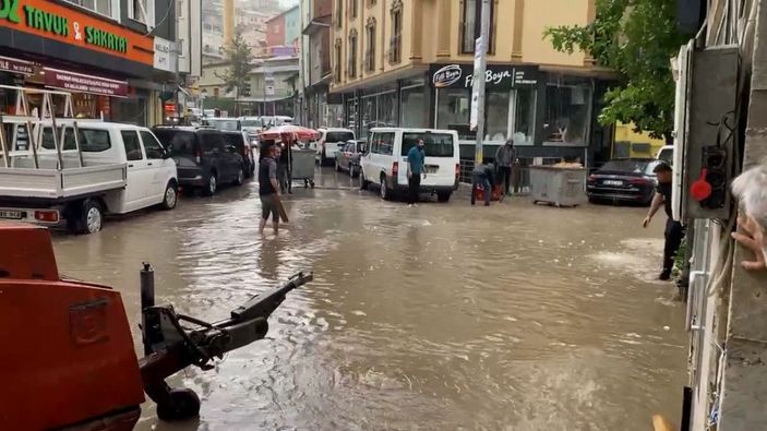 d, Bayburt'ta sağanak; yollar göle döndü -6