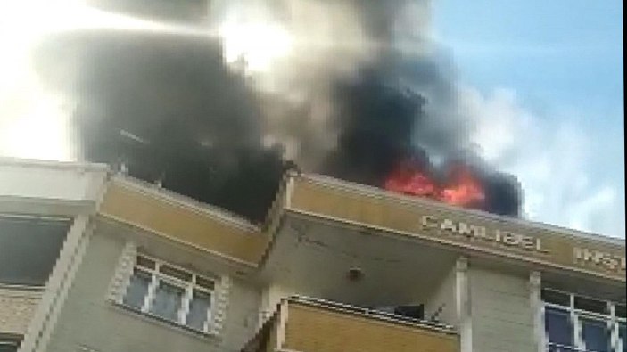 Esenyurt'ta 5 katlı binanın çatı katında yangın -3